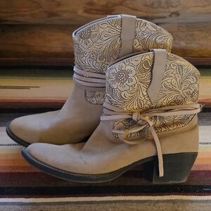 Dingo Tooled Tan Healed Booties Womens 7
